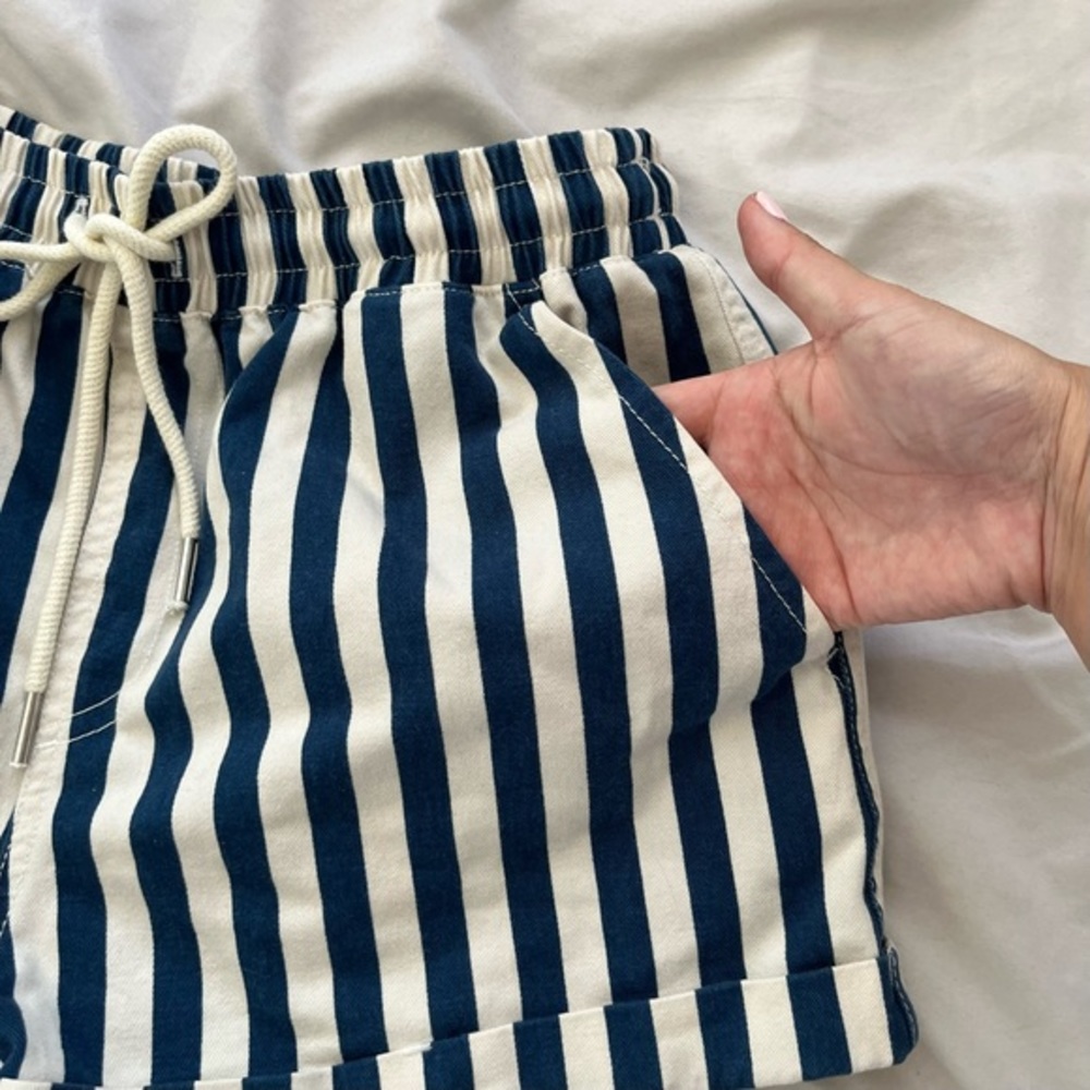 Forever 21 - Women’s Navy & White Striped Shorts - Size Small with real pockets! - Picture 4 of 7